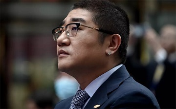 Tattoo, wearing gold, and going on variety shows... Behind JD.com welcomes a new CEO, various e-commerce giants have changed their handsomeness one after another?