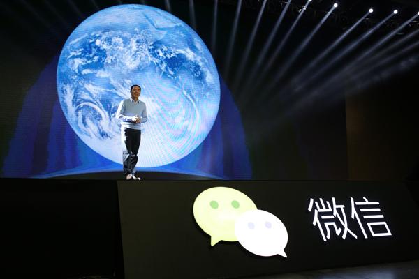 WeChat applets can be placed at the top of the chat window for official launch