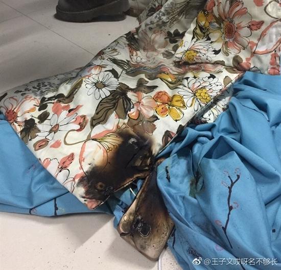 Samsung S7 spontaneously ignited and exploded girl charged in the middle of the night and burned her quilt Samsung S7 spontaneously ignited and exploded girl charged in the middle of the night and burned her quilt