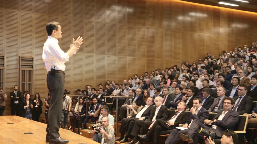 Jack Ma started talking about cross-border trade with 500 seats squeezed into thousands of people Jack Ma started talking about cross-border trade with 500 seats squeezed into thousands of people
