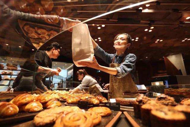 Alibaba and Starbucks: The Story of Coffee and New Retail Alibaba and Starbucks: The Story of Coffee and New Retail