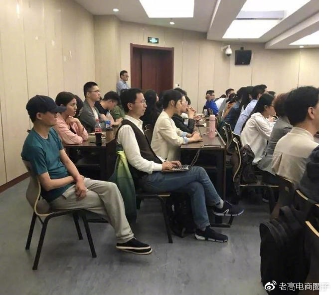 w2.jpg Jack Ma suddenly appeared at his alma mater, Hangzhou Normal University: Go in from the back door and listen