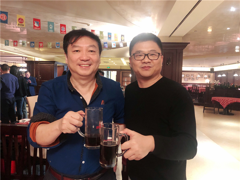 Zhang Suyang and Lao Gao took a photo
