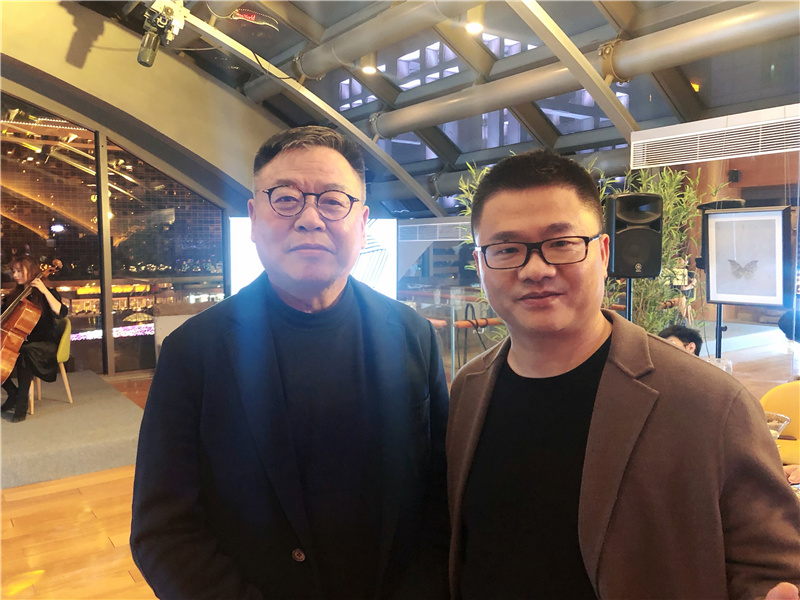 Yan Yan and Lao Gao took a photo